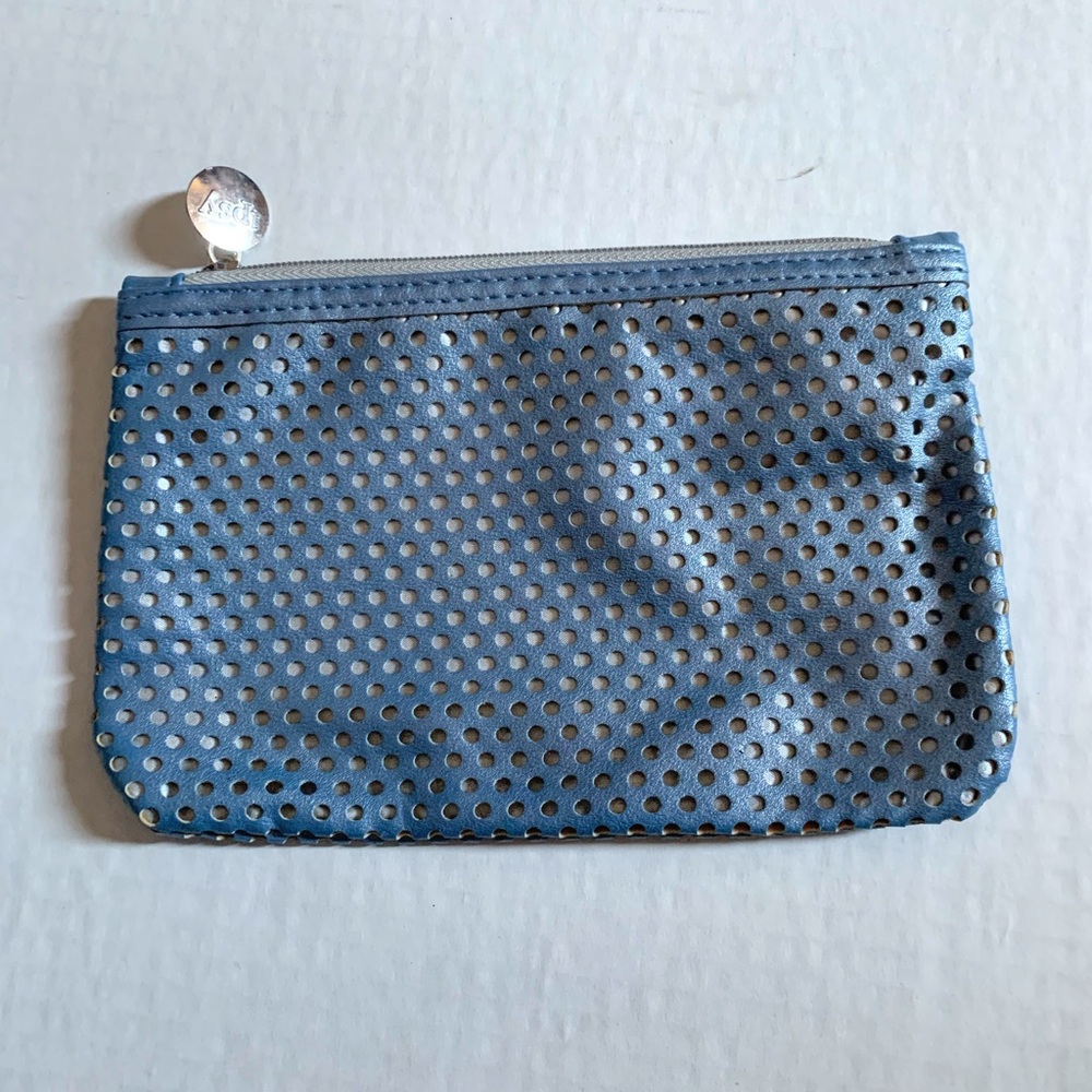 Blue Ipsy makeup bag💙🤍